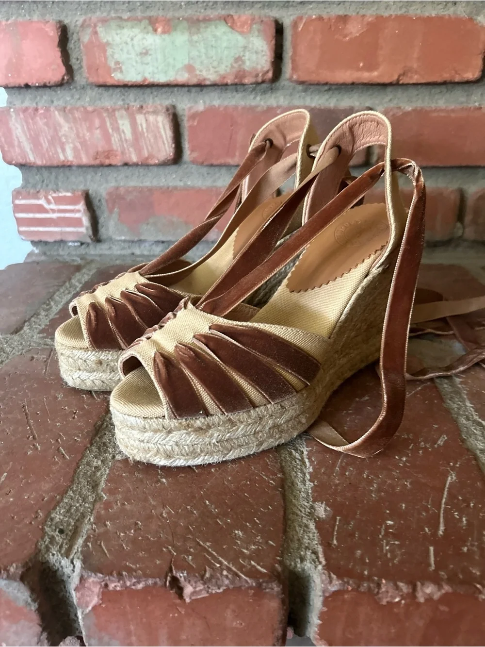 Penelope Chilvers High Catalina Dali Espadrilles in Honey Gold Sz 7